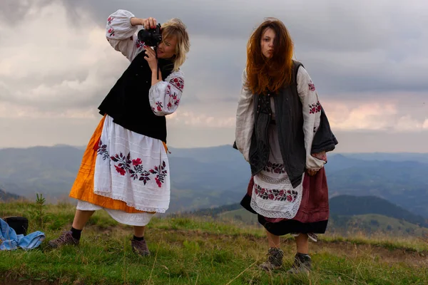 Fotógrafo Emocional Alegre Chica Ucraniano Bordado Ropa Alta Las Montañas —  Fotos de Stock