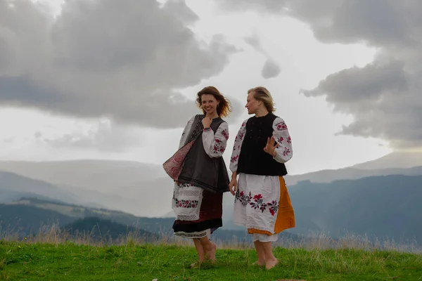 Dwie Emocjonalnie Wesołe Dziewczyny Ukraińskim Haftem Ubrania Wysoko Karpatach Górach — Zdjęcie stockowe