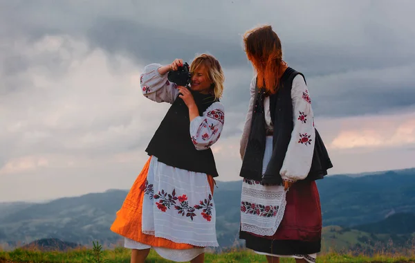 Fotógrafo Emocional Alegre Chica Ucraniano Bordado Ropa Alta Las Montañas —  Fotos de Stock