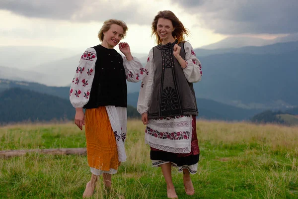 Дві Емоційно Веселі Дівчини Українському Вишитому Одязі Високо Карпатах Влітку — стокове фото