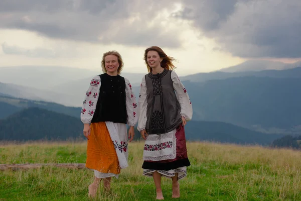 Dos Chica Alegre Emocional Ropa Bordado Ucraniano Alto Las Montañas —  Fotos de Stock