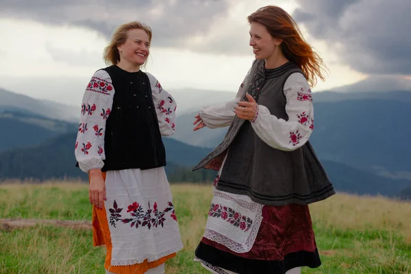 Летом Две Эмоционально Веселые Девушки Украинской Вышивке Высоко Карпатах — стоковое фото