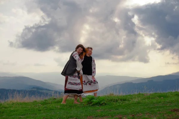 Dvě Emotivní Veselá Dívka Ukrajinské Výšivky Oblečení Vysoké Karpatských Horách — Stock fotografie
