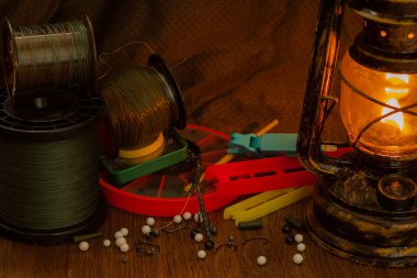 olta, kanca, bataklık, antika bir gaz lambasıyla aydınlatılmış aletler.