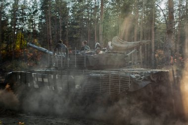 Donbass 'ta gerçek bir panzer var. Doğu Ukrayna kozalaklı bir ormanda hızla ilerliyor.