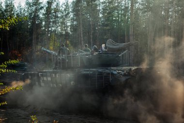 Donbass 'ta gerçek bir panzer var. Doğu Ukrayna kozalaklı bir ormanda hızla ilerliyor.