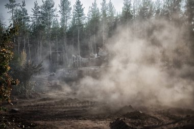 Donbass 'ta gerçek bir panzer var. Doğu Ukrayna kozalaklı bir ormanda hızla ilerliyor.