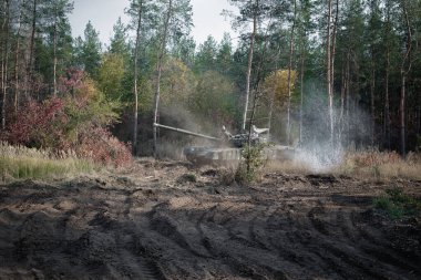 Donbass 'ta gerçek bir panzer var. Doğu Ukrayna kozalaklı bir ormanda hızla ilerliyor.