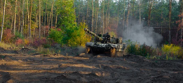 Panzer Batalla Real Donbass Ucrania Oriental Está Conduciendo Rápido Bosque —  Fotos de Stock