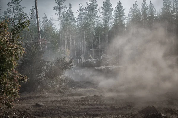Skutečný Bitevní Panzer Donbasu Východní Ukrajina Jede Rychle Jehličnatém Lese Royalty Free Stock Obrázky