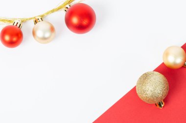 Kırmızı arka planda kırmızı ve altın bir süs bulunur. Sahne neşeli ve şen şakrak, kırmızı ve altın renkler sıcaklık ve neşe çağrıştırıyor.