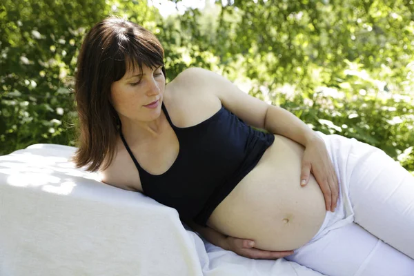 gelecekte anne arka plan doğa üzerinde. Mikro-stok fotoğraf