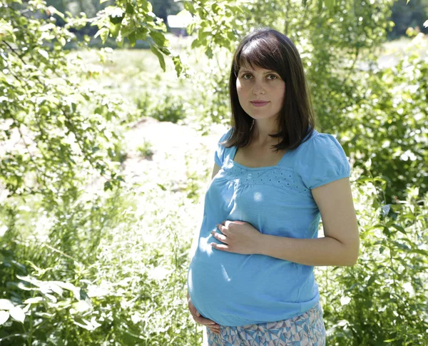 gelecekte anne arka plan doğa üzerinde. Mikro-stok fotoğraf