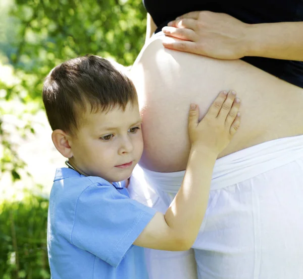 Chica Embarazada Está Descansando Jardín Con Hijo Foto Para Foto —  Fotos de Stock