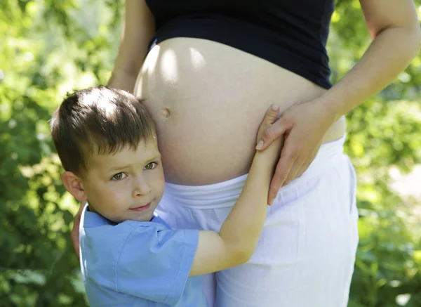 Chica Embarazada Está Descansando Jardín Con Hijo Foto Para Foto —  Fotos de Stock