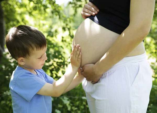 Chica Embarazada Está Descansando Jardín Con Hijo Foto Para Foto —  Fotos de Stock