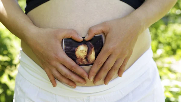 Έγκυος Κορίτσι Μια Εικόνα Από Ούζι Στην Κοιλιακή Χώρα Φωτογραφία — Φωτογραφία Αρχείου