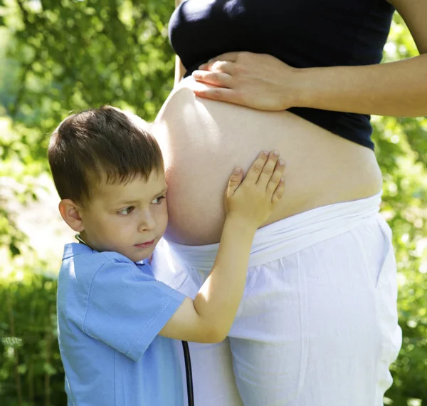 Chica Embarazada Está Descansando Jardín Con Hijo Foto Para Foto —  Fotos de Stock