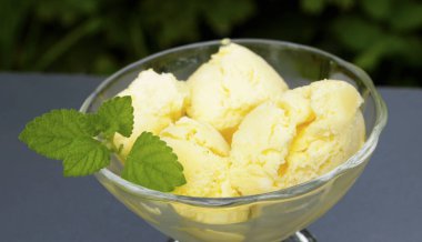 farklı meyveler bir kristal kase tatlı krem dondurma