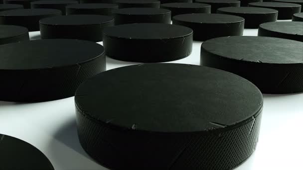 Muchas filas de discos de hockey negro están en la superficie, fondo generado por ordenador deportivo, 3d render — Vídeo de stock