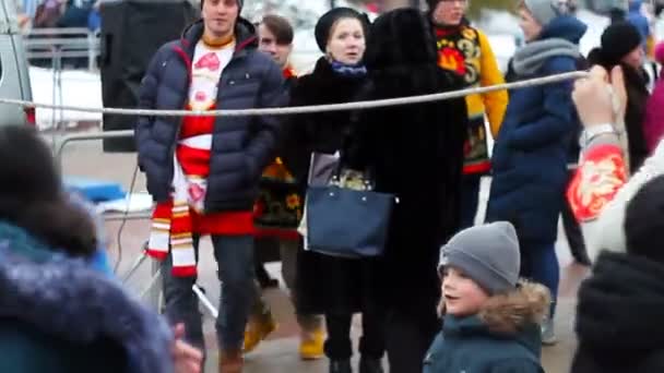 Курськ, Росія-18 лютого 2018: святкування національного російського свята Мамасляниця — стокове відео