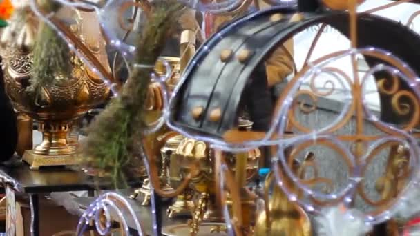 Vele briljante metalen samovars op de viering van de stad vakantie — Stockvideo