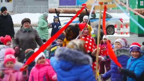 Koersk, Rusland-18 februari 2018: viering van de nationale Russische feestdag Maslenitsa — Stockvideo