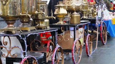 şehir tatil kutlamalarında çok parlak metal samovars