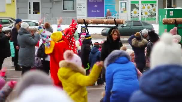 Koersk, Rusland-18 februari 2018: viering van de nationale Russische feestdag Maslenitsa — Stockvideo