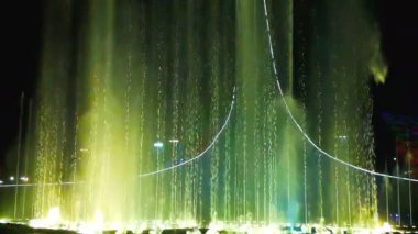 Yaz karanlık gece aydınlatma ve bayraklar ile güzel parlak çeşme