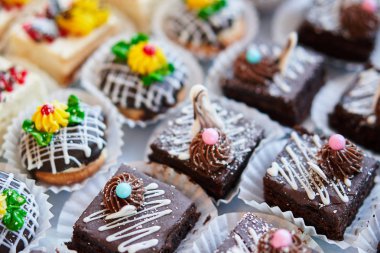 Dilim kek masada, kopya alanı ürün yelpazesine. Lezzetli tatlılar, kahve menü kavramı birkaç dilim