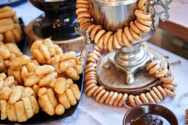 Lezzetli bitkisel çay ve çörekler ile Rus geleneksel boyalı semaver