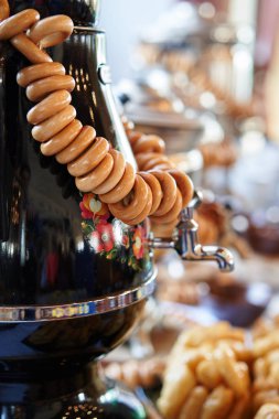 Lezzetli bitkisel çay ve çörekler ile Rus geleneksel boyalı semaver