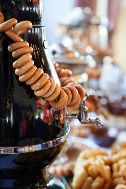 Lezzetli bitkisel çay ve çörekler ile Rus geleneksel boyalı semaver