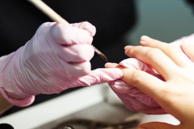 Usta bir vernik çivi bir kişinin üzerine bir fırça yardımıyla boyalar