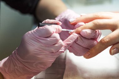 Usta bir vernik çivi bir kişinin üzerine bir fırça yardımıyla boyalar