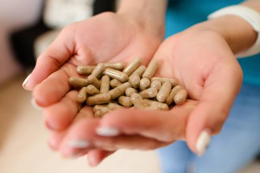 kapsül ile iki el kapalı kız ve gün ışığı tıpta bir sürü