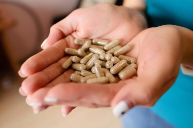 kapsül ile iki el kapalı kız ve gün ışığı tıpta bir sürü