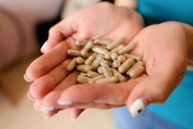 kapsül ile iki el kapalı kız ve gün ışığı tıpta bir sürü