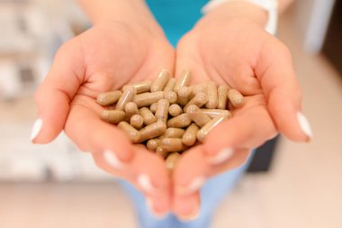 kapsül ile iki el kapalı kız ve gün ışığı tıpta bir sürü