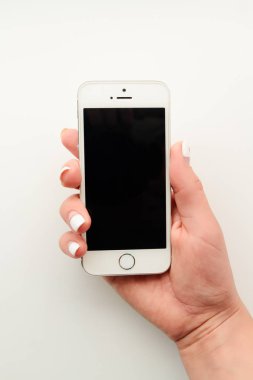 mavi tişört bir kızla elinde beyaz gadget smartphone