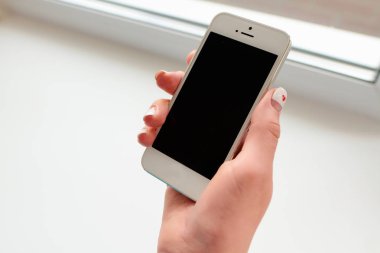 mavi tişört bir kızla elinde beyaz gadget smartphone