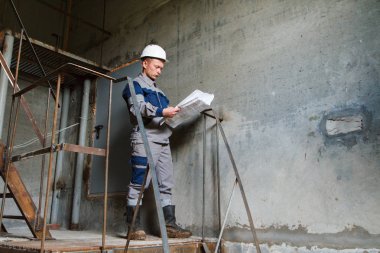 planları merdivenlerinde builder bakar