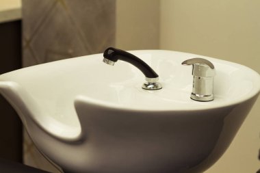 Vinç ve Güzellik Salonu başkanı yıkamak için lavabo