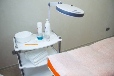 Bir lamba ve yüz bakım ürünleri Güzellik Salonu bir yatak