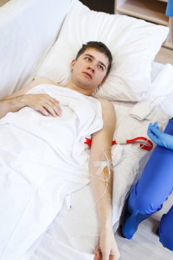 Hemşire hasta bir damar yoluyla hastaya enjekte eder. Enjeksiyon hastanın baş yukarıda tutan