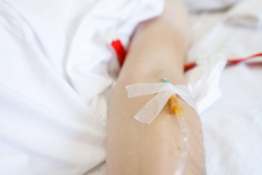 Bir enjeksiyon iğne ile hasta bir adamın elini