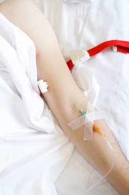 Bir enjeksiyon iğne ile hasta bir adamın elini