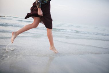 Güzel kız çalışır ve güzel bir gün batımı yalnız karşı sahil boyunca eğlence var