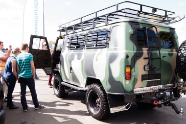 Rusya, Izhevsk - 24 Ağustos 2017: İnsanlar otomobil seçim. İnsanlar incelemek, fotoğraf çekmek ve ünlü markalar Bafi spor kompleksi Chekeril Event'de araçların çalışma.